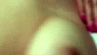 Seus peitos grandes balançam enquanto fodem a bunda dela forte