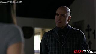 Доведеният баща пляска и разтваря тесния задник на доведената си дъщеря в интензивна анална дисциплина