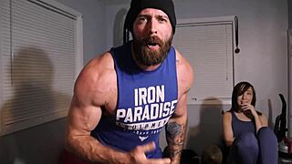 عايز تبني عضلات مع رش في بنطال اليوغا؟ شوف ضربات عنيفة في فيديو منزلي.