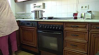 Zralá nevlastní matka dovoluje kuchyňský fuck do chlupaté píči 😘