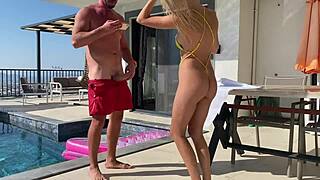 アマチュアカップル、屋外で情熱的なセックス