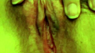 このバストい中国人モデルのエロいクローズアップ動画見て！ 🔥