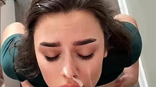 Horúca česká bruneta saje kurac na kamere v debutovom videu 😍