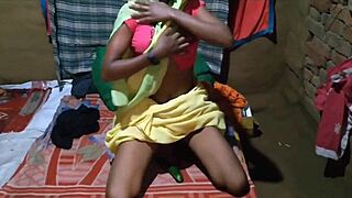 भाभी हिंदी डब में वाइल्ड सेक्स से अपनी चूत भरती है, ओएमजी! 😍