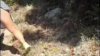 继母脱掉内裤去远足，在海滩上惊喜继子