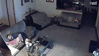 Soție Prinsă Înșelând pe Cameră Ascunsă în Film Amator Casnic