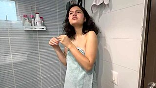 Enquanto marido cozinha ovos, cunhada dá massagem sexy no chuveiro com dedilhado e foda no cu