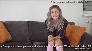 טינאיידרית סנסואלית פורשת את הכוס הצר עד שהיא מגיעה לשיא.