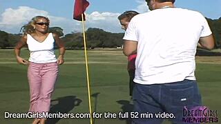 Dos Mejores Amigas Muestran Tetas a Empleados de Comida Rápida al Aire Libre