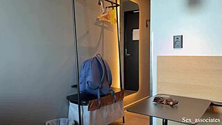 Stiefmutter teilt Hotelbett und bietet Arsch dem Stiefsohn an