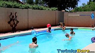 Твинки играют в бассейне перед групповой забавой