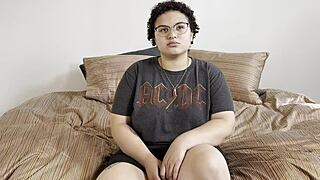 嘿，你能处理这个曲线害羞新人带着惊人奶子弯腰她的第一次试镜吗？