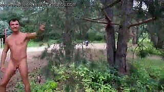 Wow, geloof je dit? Russische babe ingesmeerd en hard geneukt op naakt strand in de natuur!