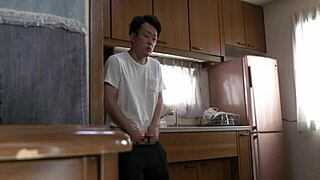 היי, רוצה לראות את האישה היפנית הסקסית שלי מתמלאת?