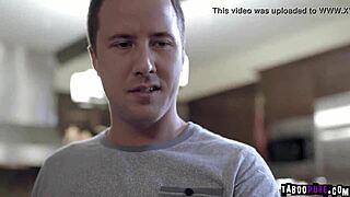 Chcesz zobaczyć tę gorącą cipkę szeroko rozłożoną na kanapie?