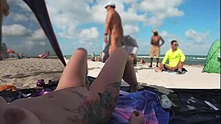 Eksibisjonistisk kone Mrs. Kiss deler naken strand POV av voyeur som runker med menn som ser på