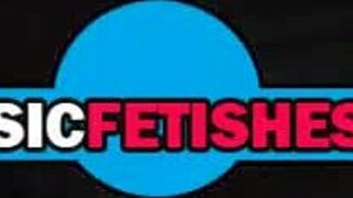 onderdanige lesbische trio speelt uit in vintage bondage stijl.