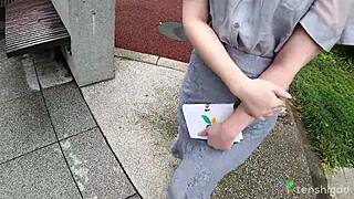 Nagisa Katagiri smiler sødt, stripper tøj af til sit første on-screen knul. Den barberede japanske fisse bliver creampied!