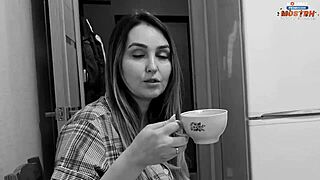 Máma mého nejlepšího kamaráda je taková horká MILF, sakra