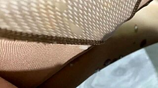 Travesti incrível se dando prazer com pau grande e fetiche de gozo.