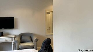 היי, בואו נשמור על קריר, אני הסטפמאם שלך וחלוקת מיטה במלון הזה לא צריכה להיות מוזרה... נכון? 😅