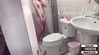 Hey, vahşi genç 18+ üçlüye banyoda katılmak ister misin?