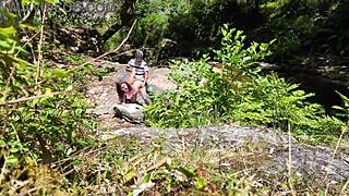 Voyeur sconosciuto scopa ragazza formosa su spiaggia nudista nel bosco shock