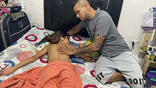 Hermanastra pequeña bettelt um eine Massage allein zu Hause und verliert ihr Handtuch