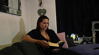 Matrigna Curvy con Tette Naturali Grandi Seducce il Ragazzo Cattivo per Divertimento Sporco