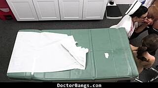 Tinejdžerka 18+ moli doktora za poverljive rezultate testa