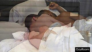 जोश कैनन डिलन के लंड के लिए स्लीपओवर पर भीख माँगता है। इंटररेसियल एनल एक्शन आता है।