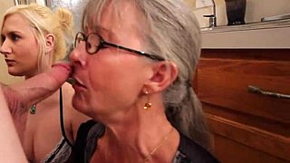 Sessione di addestramento femminile con matura minuta con occhiali per sborrata