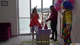 Sorprendo la festeggiata al compleanno a casa di suo padre