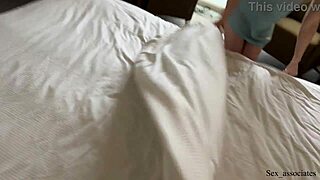 生继母和儿子意外共享酒店床进行行动