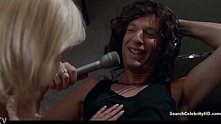 Jenna Jameson se desnuda completamente en escenas privadas retro topless