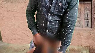 गाँव का पति और पत्नी हॉट इंटिमेट मोमेंट्स शेयर करते हैं