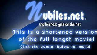 אורגזמה אמיתית לבת בלונדינית קטנה 18+ עם הצעצוע האהוב עליה