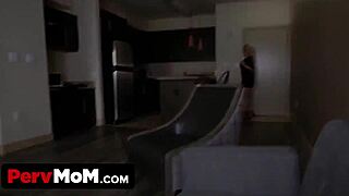 MILF blondă atrăgătoare sare cu fundul tatuat pe pula fiului vitreg și înghite sperma fierbinte.