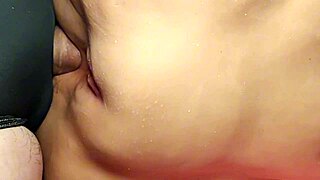 เธอมีหีอวบอิ่ม เหมาะสำหรับเย็ดสองทางด้วยของเล่นดุร้าย!