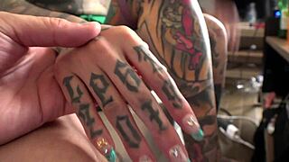 日本人アマチュアのリン、フルボディタトゥーで裸になって激しいセックス