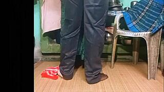 बिग कॉक विलेज आंटी को आउटडोर रैंच में हार्ड ड्रिल करता है