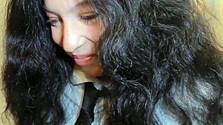 תלמידת בית ספר מתגנבת לזיון מהיר לפני שההורים חוזרים הביתה