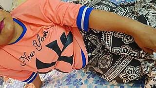 חברה דסית בוגדת נהנית עם מאהב בחדר מלון