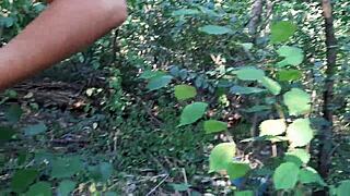 Přidal jsem se k třem přítelkyním v plavkách a džínách na venkovní lesbickou hru