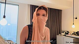 Хей, не исках да чукам стъпмащехата си във всяка дупка в тази обща стая!