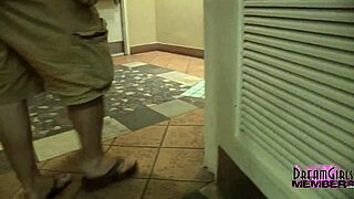 Mira a Staci exhibiendo su coño apretado y depilado en público