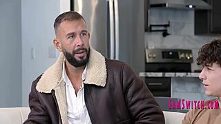 Семейные ценности рушатся, когда извращенная брюнетка присоединяется к табу групповухе