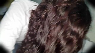 La polla gruesa de mi padrastro se siente tan bien cuando me subo encima