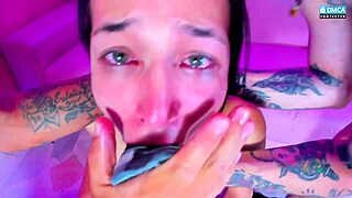 Mann, hard halspuling av Jazmin så hardt, slår i ansiktet hennes!