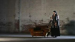 Yo, Belladonna w czarnych pończochach dostaje analną akcję dziś wieczorem